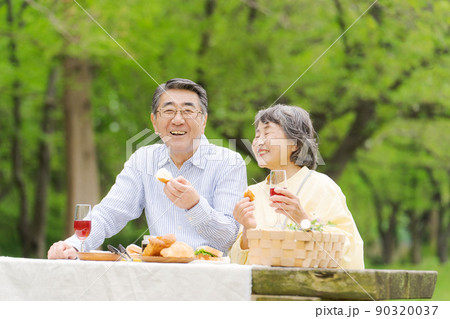 健康的なシニア夫婦 健康的なシニア夫婦 90320037