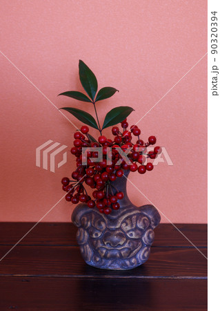 花瓶に活けた千両の実 花瓶に活けた千両の実 90320394