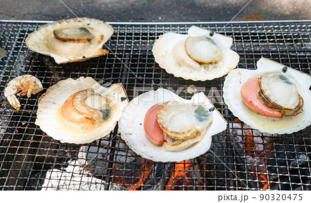 バーベキューでホタテを焼く バーベキューでホタテを焼く 90320475
