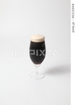 キンキンのきめ細かい泡の黒ビール 90320948