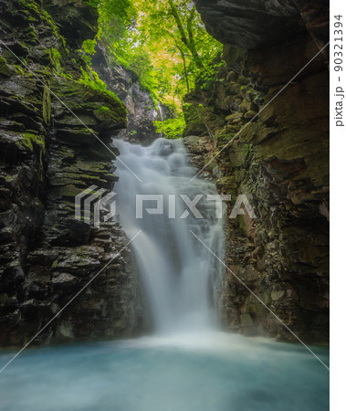 栃木県那須塩原市　新緑のスッカン沢の雄飛の滝 90321394