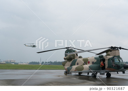 CH-47チヌークとUH-1ヒューイ 横田基地 CH-47チヌークとUH-1ヒューイ 横田基地 90321687