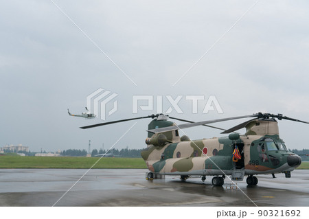 CH-47チヌークとUH-1ヒューイ 横田基地 CH-47チヌークとUH-1ヒューイ 横田基地 90321692