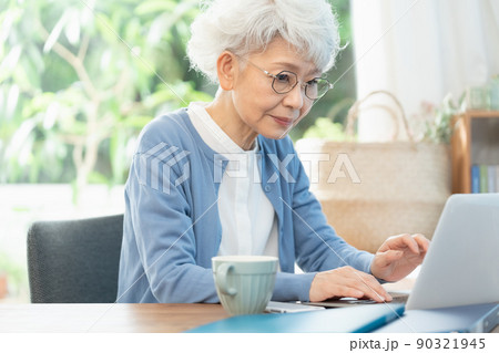 リビングでパソコンに向かうシニア女性 90321945