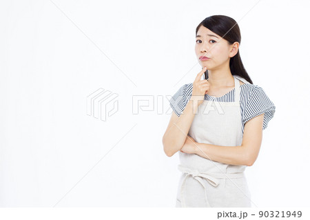 真剣に悩んでいる30代の主婦 真剣に悩んでいる30代の主婦 90321949