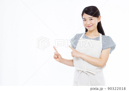 指差しをしている30代の主婦 90322018