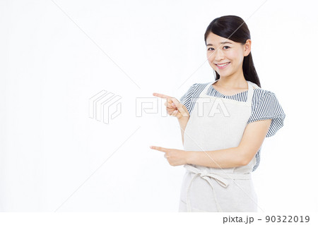 指差しをしている30代の主婦 指差しをしている30代の主婦 90322019