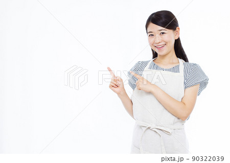 指差しをしている30代の主婦 指差しをしている30代の主婦 90322039
