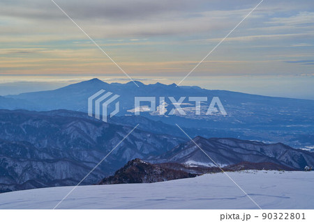 冬の群馬県利根郡 剣ヶ峰山の南面から南側方面(赤城山,昭和村など)を見る 冬の群馬県利根郡 剣ヶ峰山の南面から南側方面(赤城山,昭和村など)を見る 90322801