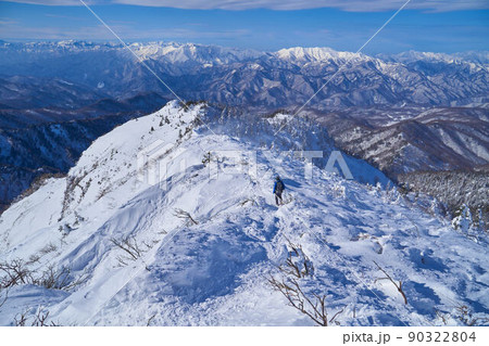 冬の群馬県利根郡 武尊山の山頂から北西側(谷川岳,幕掛山,宝台樹山など)の眺望 90322804