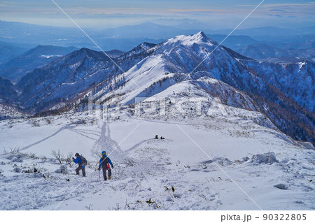 冬の群馬県利根郡の武尊山の山頂付近から剣ヶ峰山の北面を見る 冬の群馬県利根郡の武尊山の山頂付近から剣ヶ峰山の北面を見る 90322805