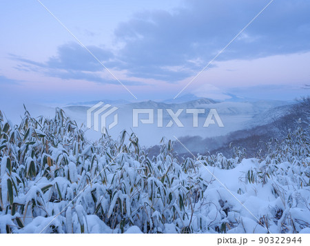積雪の箱根芦ノ湖と富士山の絶景 積雪の箱根芦ノ湖と富士山の絶景 90322944