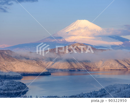 積雪の箱根芦ノ湖と富士山の絶景 90322950