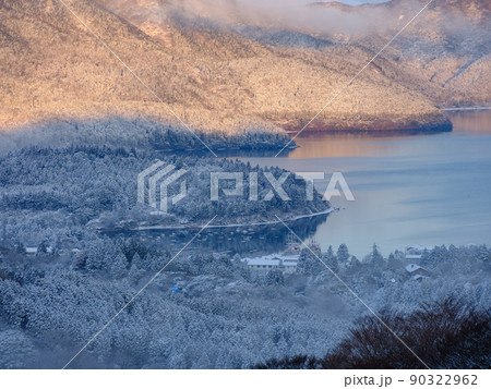 積雪の箱根芦ノ湖と富士山の絶景 積雪の箱根芦ノ湖と富士山の絶景 90322962