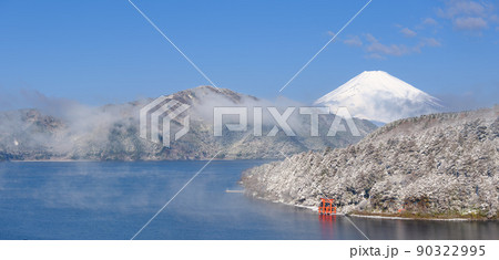 朝霧の芦ノ湖箱根神社と富士山の絶景 朝霧の芦ノ湖箱根神社と富士山の絶景 90322995