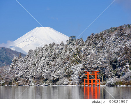 朝霧の芦ノ湖箱根神社と富士山の絶景 90322997