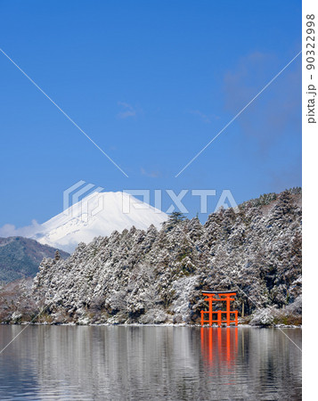 朝霧の芦ノ湖箱根神社と富士山の絶景 90322998