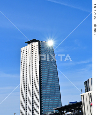 太陽光がキラリと輝く名古屋駅の青空背景の風景　【名古屋風景】 90323103