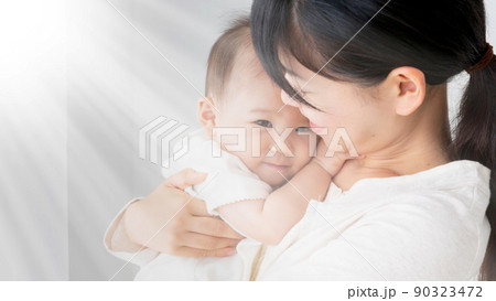 赤ちゃんを抱きしめるお母さん 赤ちゃんを抱きしめるお母さん 90323472