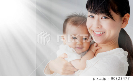 赤ちゃんを抱きしめるお母さん 赤ちゃんを抱きしめるお母さん 90323477