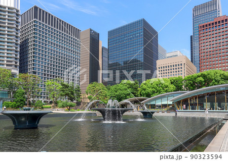 高層ビル街と和田倉門公園_04 90323594