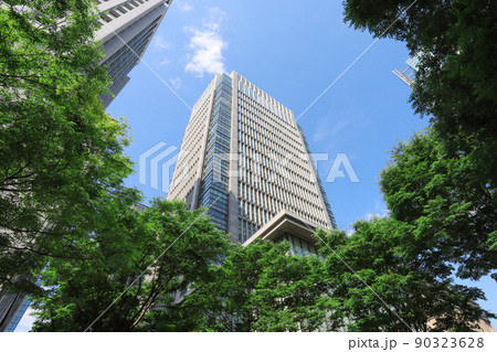 新緑の高層ビル 90323628