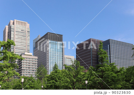 緑の高層ビル街 90323630