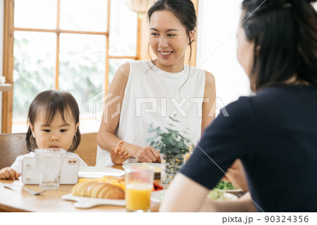 ホームパーティ・食事する親子・ママ友イメージ 撮影協力:Bee Eco Wraps Japan様 ホームパーティ・食事する親子・ママ友イメージ 撮影協力:Bee Eco Wraps Japan様 90324356