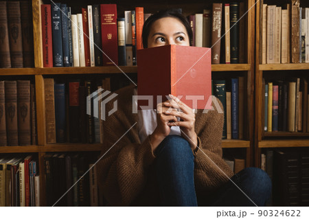 図書館・読書・本棚・書斎イメージ 図書館・読書・本棚・書斎イメージ 90324622