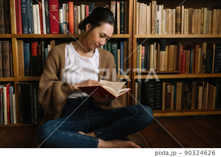 図書館・読書・本棚・書斎イメージ　 90324626