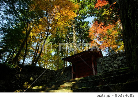 紅葉に包まれた秋の京都・大原三千院 紅葉に包まれた秋の京都・大原三千院 90324685