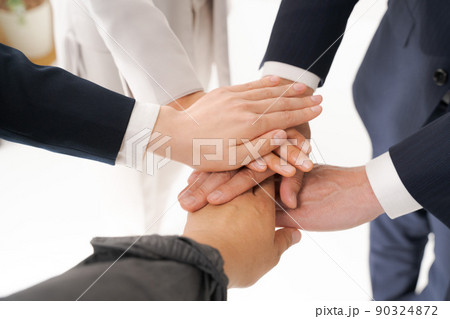 ビジネス　チームワーク　手 90324872