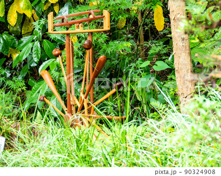 初夏の緑豊かなお鷹の道・真姿の池湧水群の景色 90324908