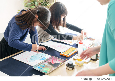 お絵描きをする女の子 お絵描きをする女の子 90325281