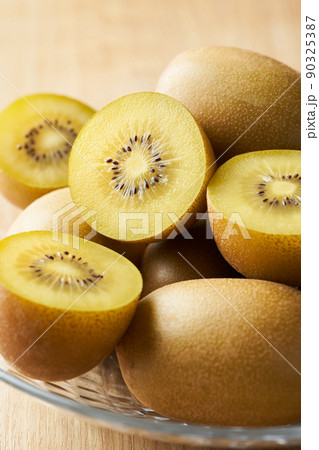 グラスの器に盛られたゴールデンキウイ 90325387