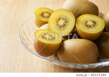 グラスの器に盛られたゴールデンキウイ グラスの器に盛られたゴールデンキウイ 90325389
