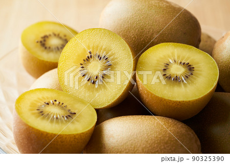 グラスの器に盛られたゴールデンキウイ グラスの器に盛られたゴールデンキウイ 90325390