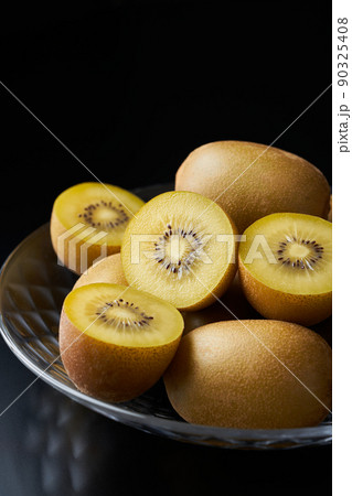 グラスの器に盛られたゴールデンキウイ 90325408