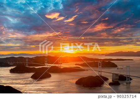 来島海峡大橋に沈む夕陽 90325714