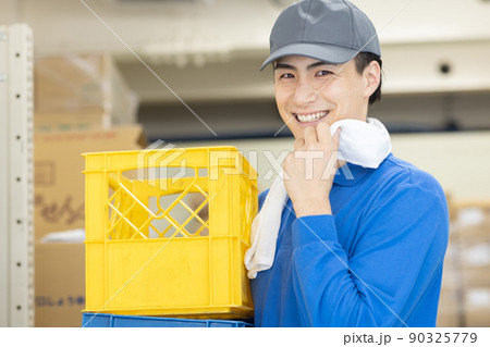 荷物を運ぶ男性 90325779