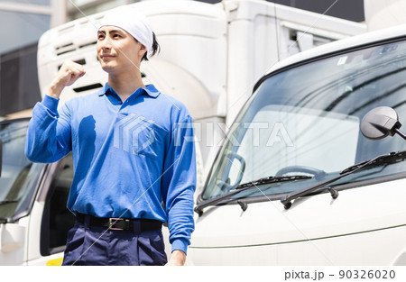 トラックを運転する働く男性 トラックを運転する働く男性 90326020