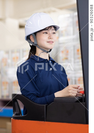フォークリフトを運転する女性 フォークリフトを運転する女性 90326088