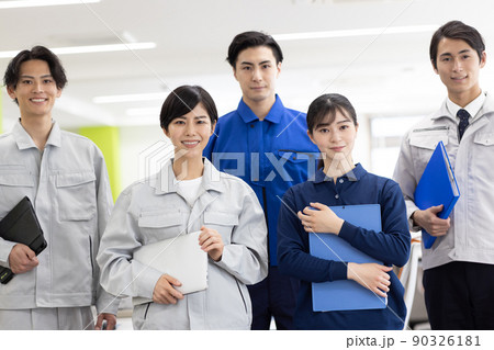 オフィスで働く人々 オフィスで働く人々 90326181