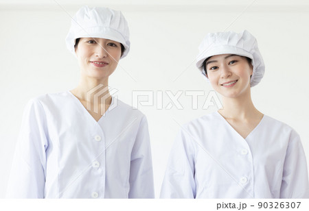 白衣を着て食事を作る女性 白衣を着て食事を作る女性 90326307