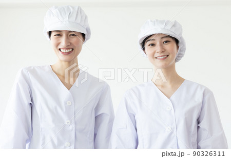 白衣を着て食事を作る女性 白衣を着て食事を作る女性 90326311