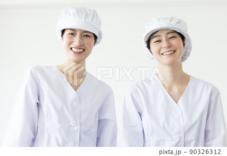 白衣を着て食事を作る女性 白衣を着て食事を作る女性 90326312