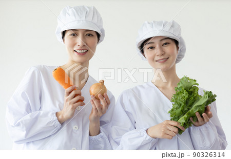 白衣を着て食事を作る女性 90326314