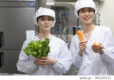 白衣を着て食事を作る女性 白衣を着て食事を作る女性 90326315