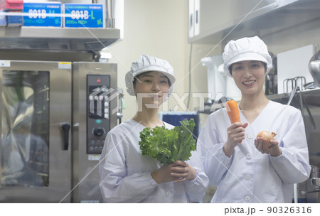 白衣を着て食事を作る女性 90326316
