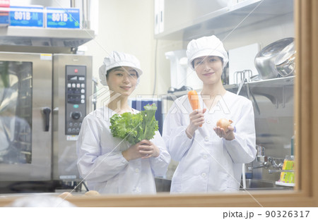 白衣を着て食事を作る女性 白衣を着て食事を作る女性 90326317